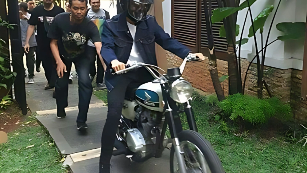 Honda CB100 dalam film Dilan 1990 dan Dilan 1991. [Instagram]